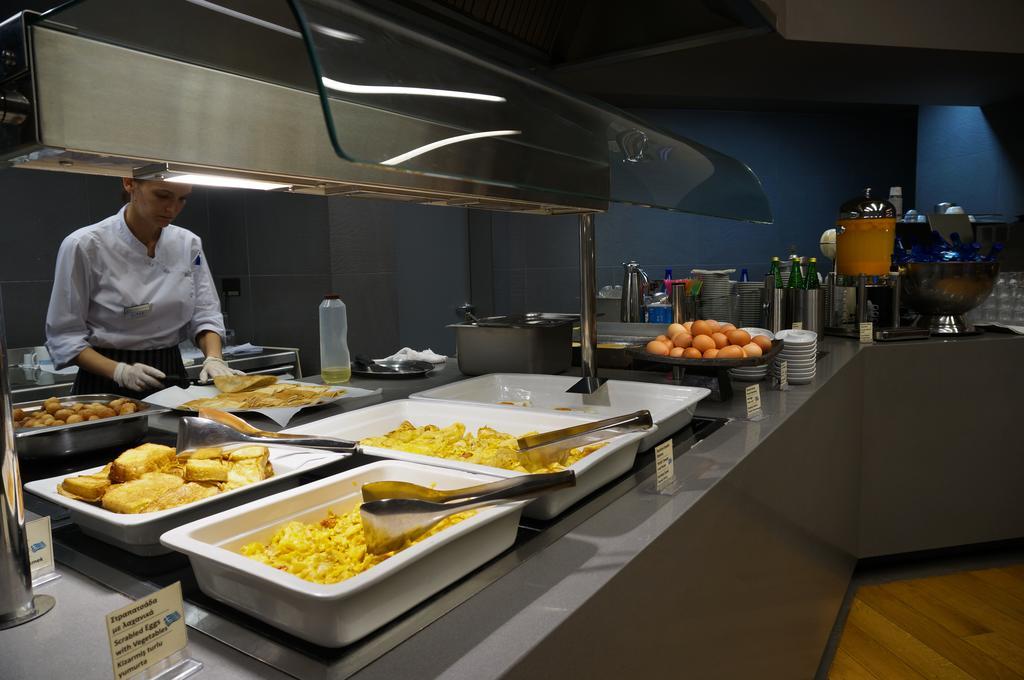 亚历山大海滩温泉酒店 亚历山德鲁波利斯 外观 照片 A chef working in a commercial kitchen