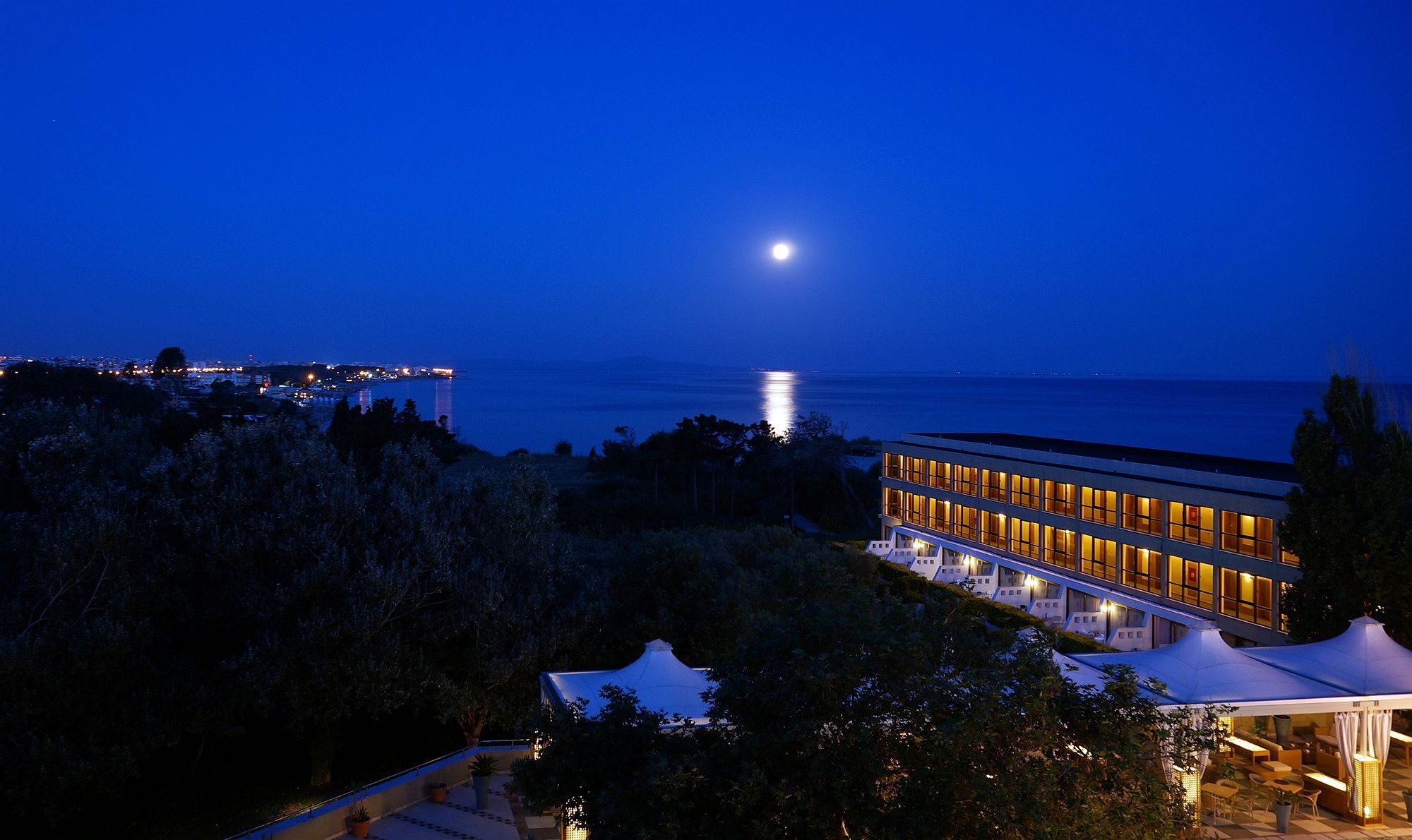 亚历山大海滩温泉酒店 亚历山德鲁波利斯 外观 照片 Night view of the hotel